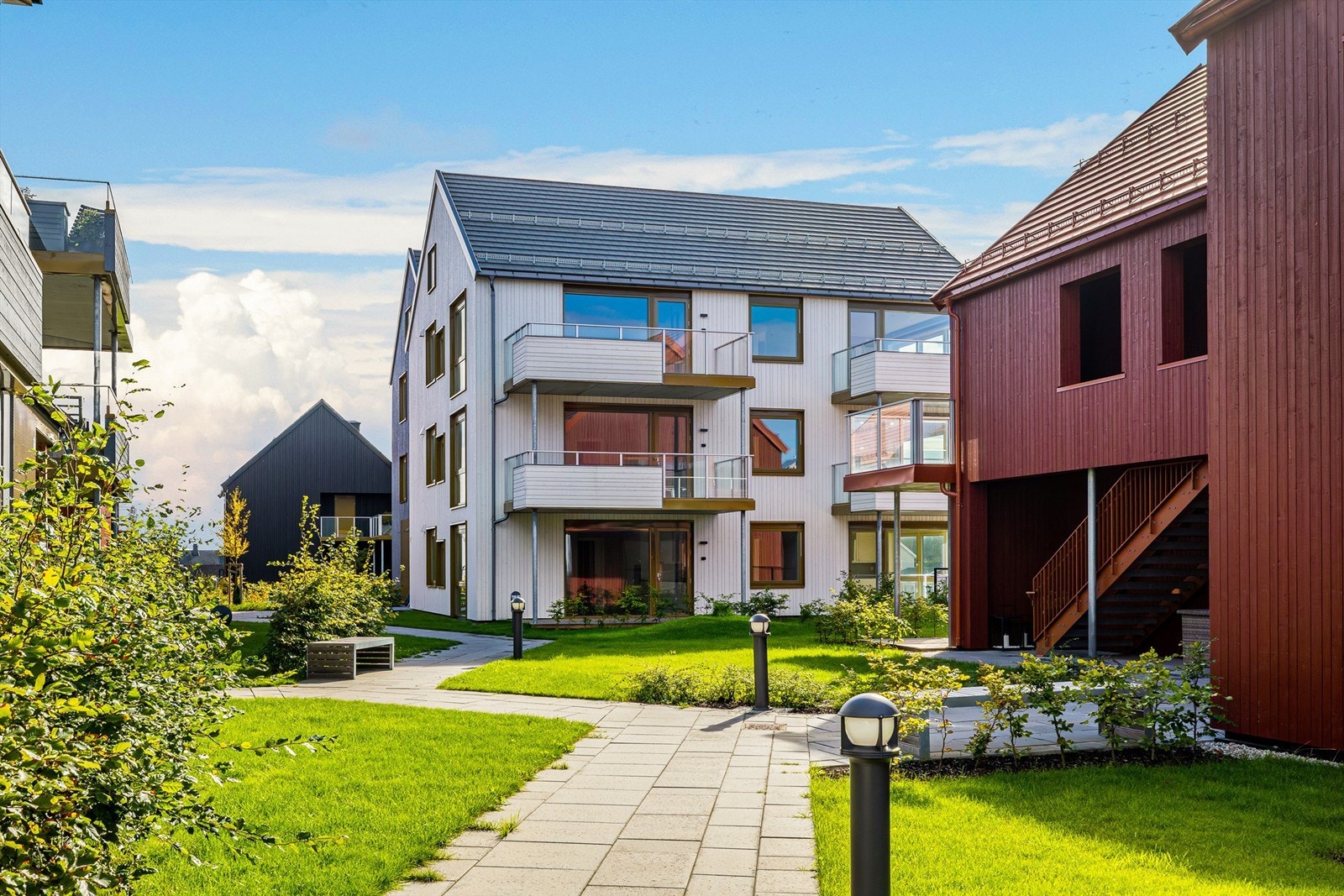 Det er koselig å ta med seg kaffekoppen ut i friarealene. Det er flere benker å velge i ut fra vind -og solforhold. Galleribilde