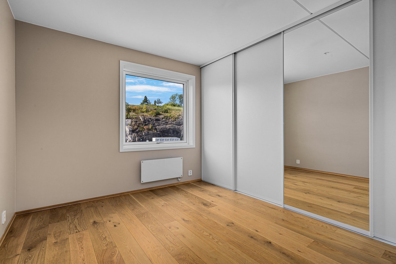 Romslig soverom med stor skyvedørsgarderobe. Galleribilde