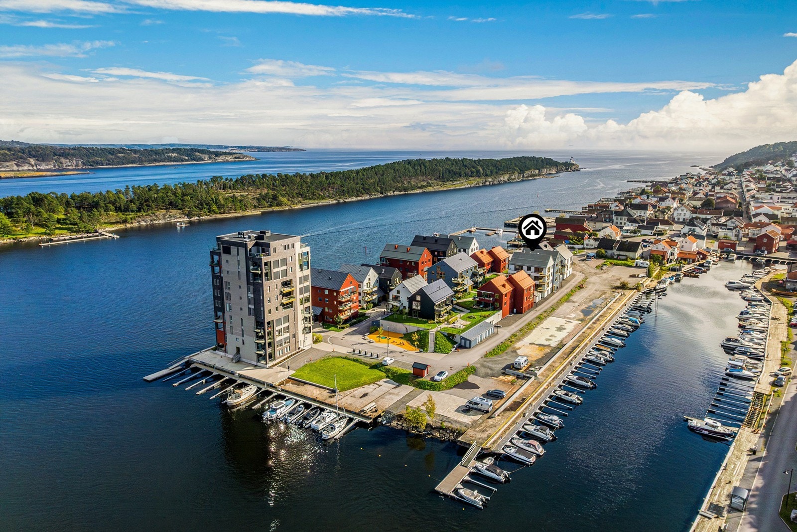 Smietangen i Langesund har blitt en egen liten bydel i byen. Langøya rett ved siden av, byr på flotte turstier, sandstrender og god mat når restauranten på Langøya Hovedgård er åpen. Galleribilde