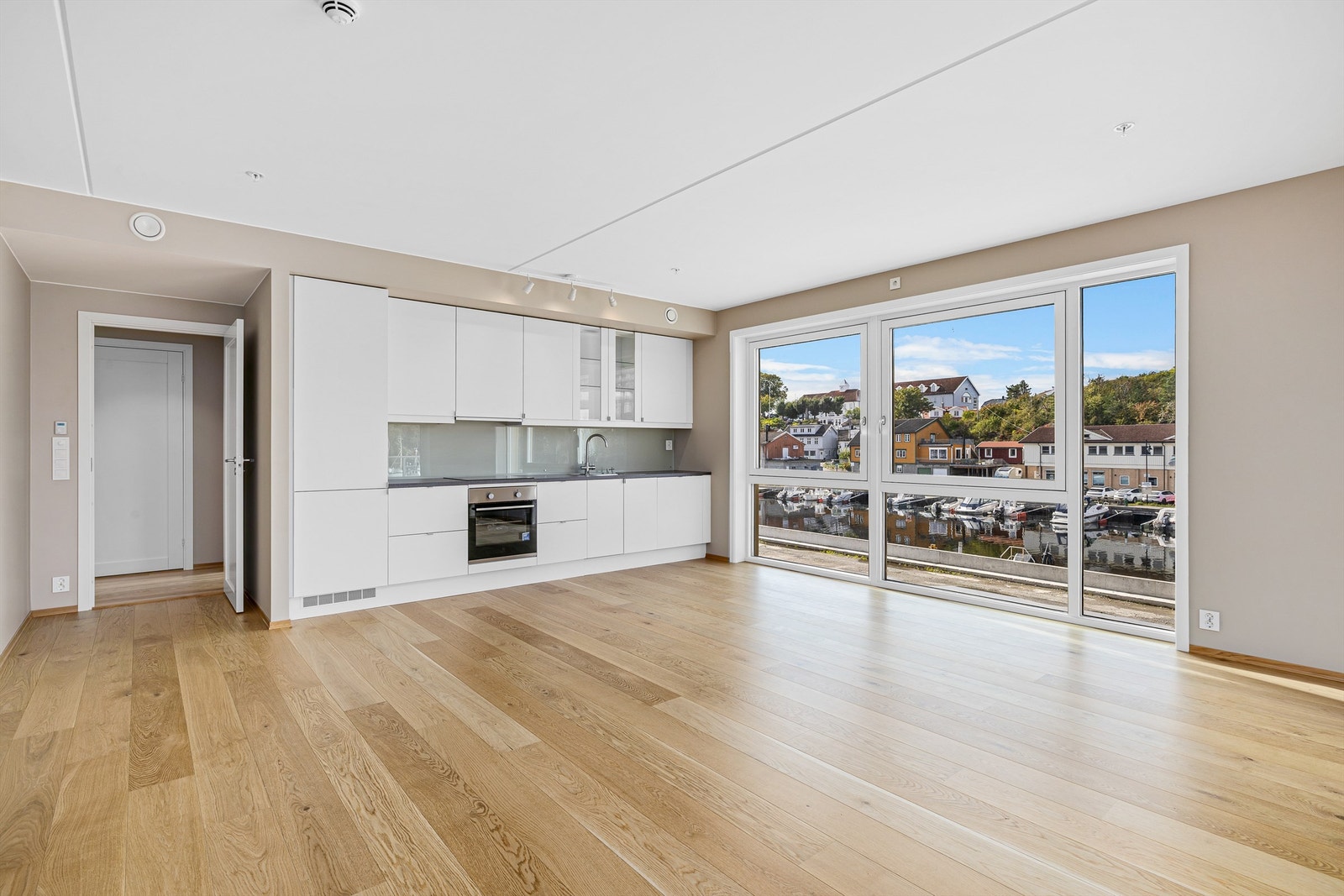 Kjøkkenet strekker seg langs hele veggen med god skapplass. Galleribilde