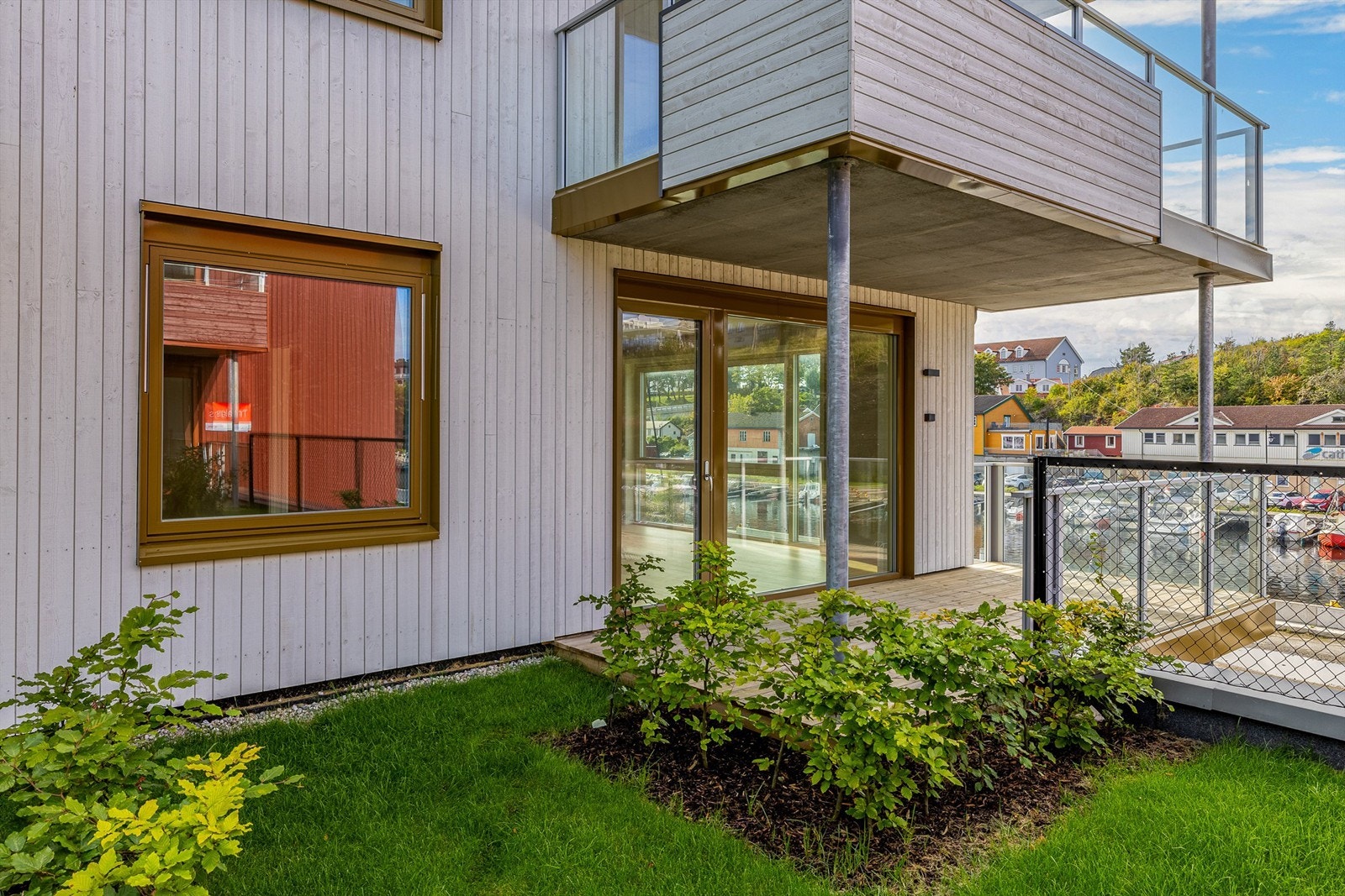 Fin og usjenert terrasse med fin ettermiddags/kveldssol. Galleribilde