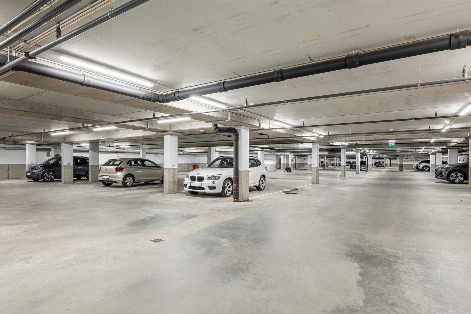 1 plass i romslig parkeringskjeller. Galleribilde