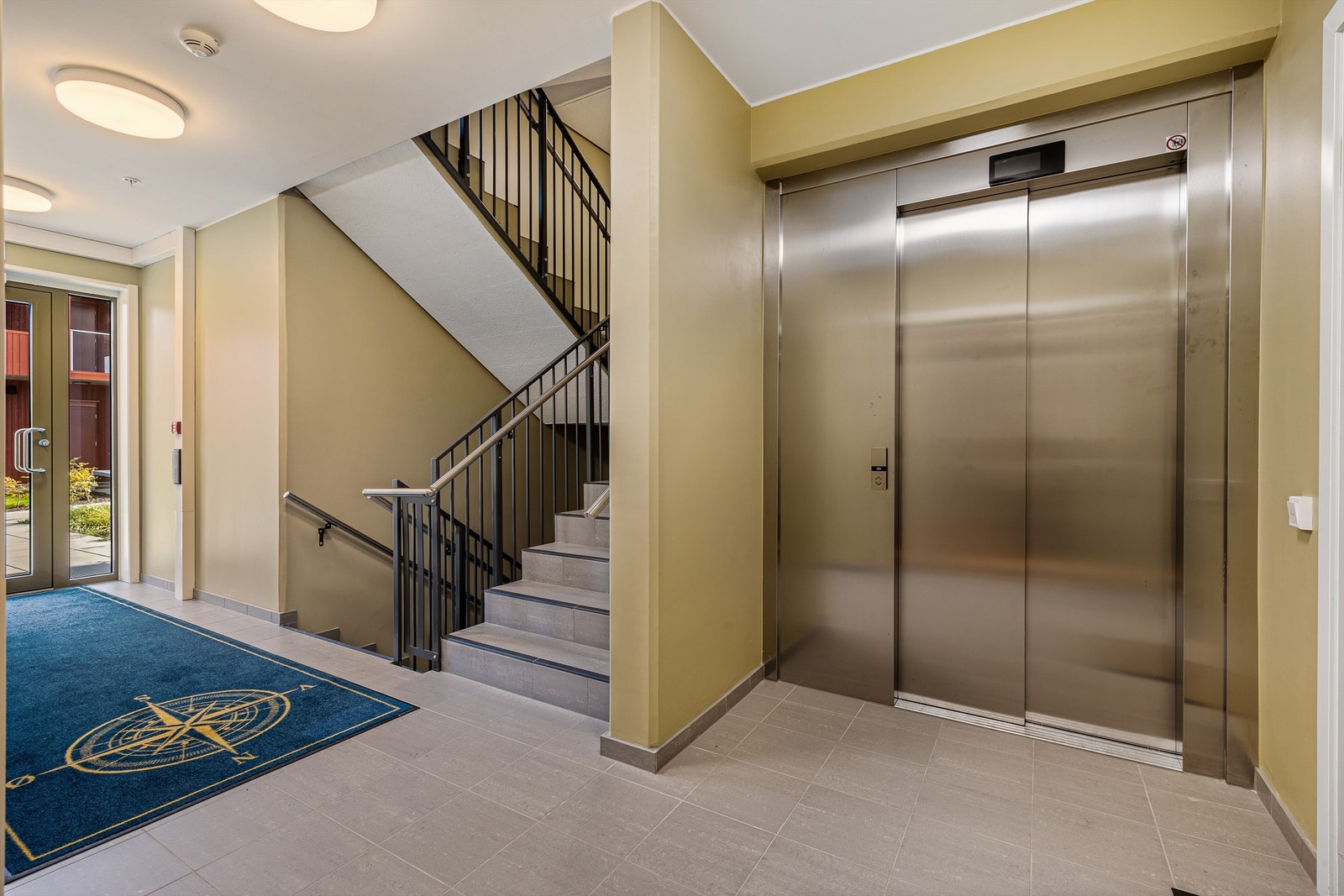 Pene felles gangarealer, med heis til parkeringskjeller og bod. Galleribilde