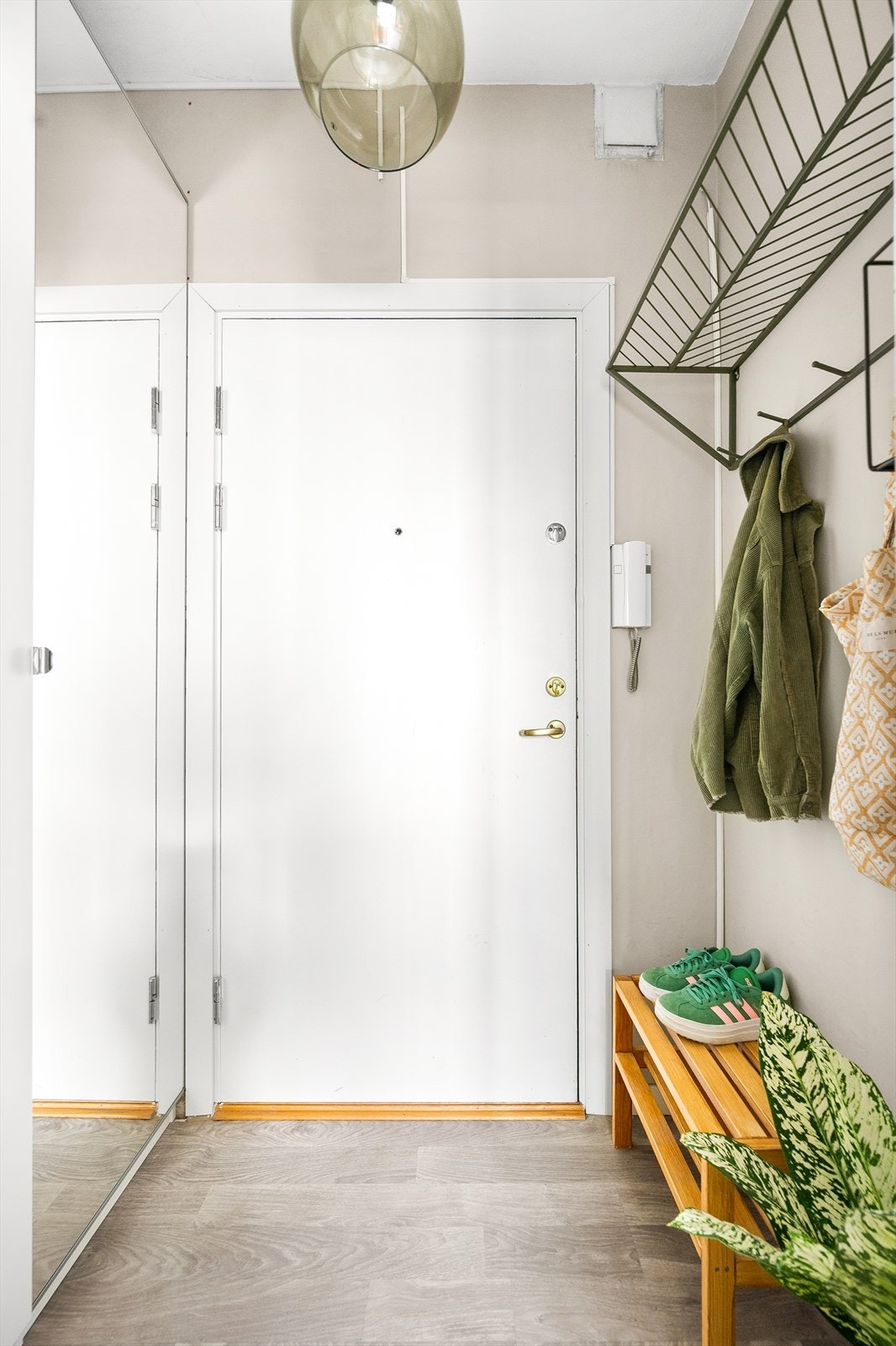 Lys og praktisk entré med god plass til å henge fra seg yttertøy og sette fra seg sko Galleribilde