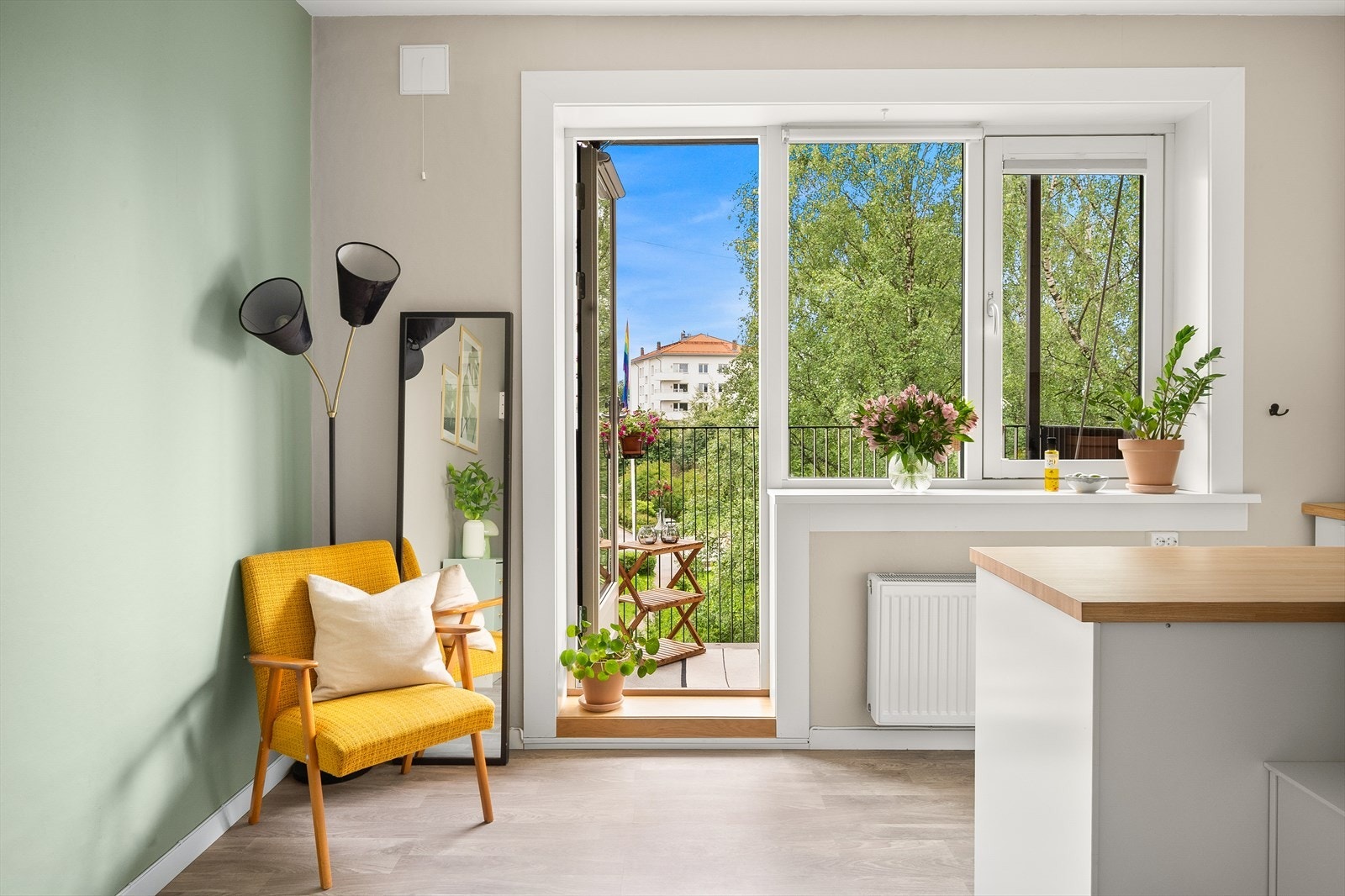 De store vindusflatene slipper inn rikelig med naturlig lys og gir en luftig romfølelse Galleribilde