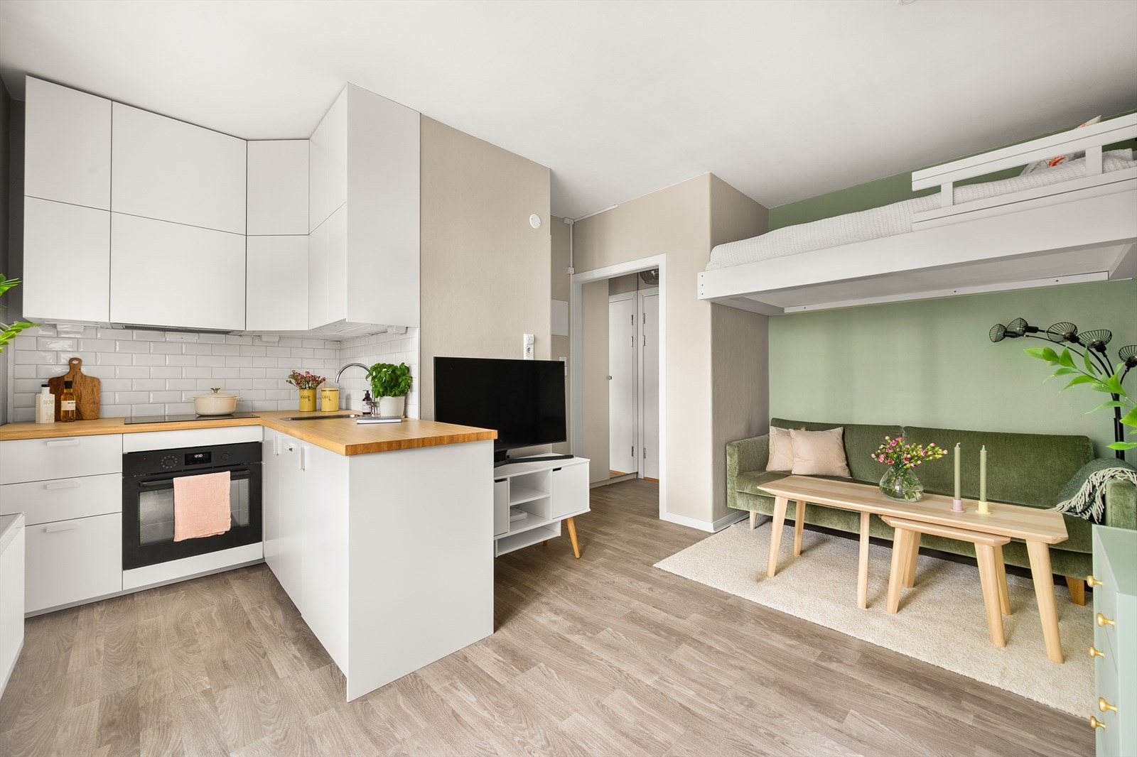 Stilfullt og praktisk kjøkken fra 2020 med gode oppbevaringsmuligheter Galleribilde