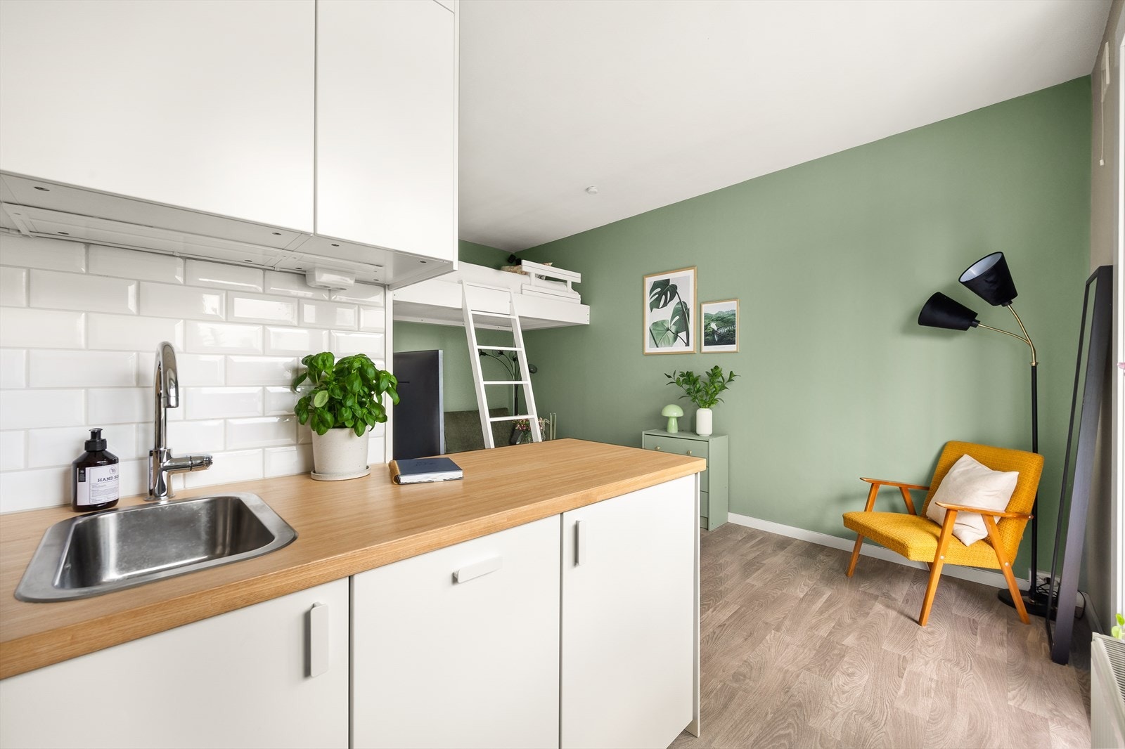 Kjøkkeninnredningen har hvite fronter og benkeplate i tre Galleribilde