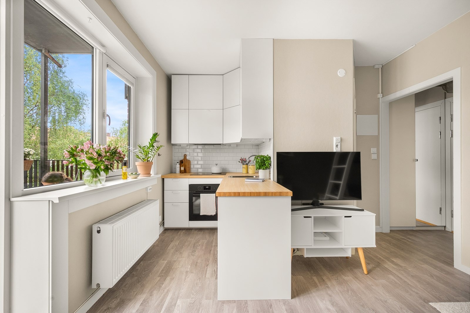 Svært god arealutnyttelse med plass til sofa, spisebord og annet ønsket møblement Galleribilde