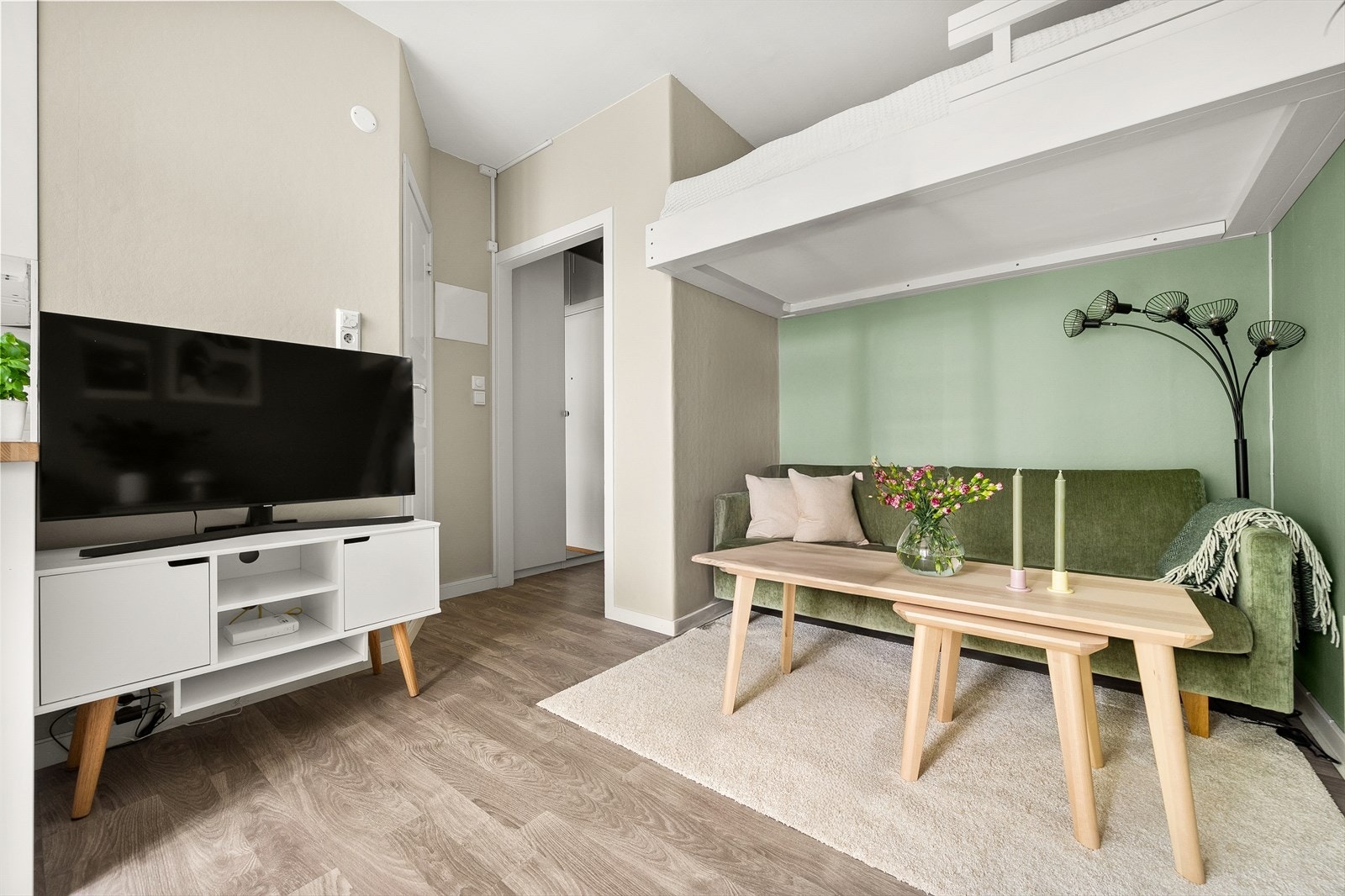 Oppbygd seng gir ekstra plass til møbler Galleribilde