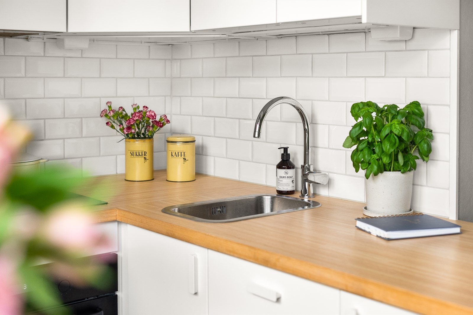 Kjøkkenet er utstyrt med integrert platetopp, stekeovn, kjøleskap og oppvaskmaskin Galleribilde