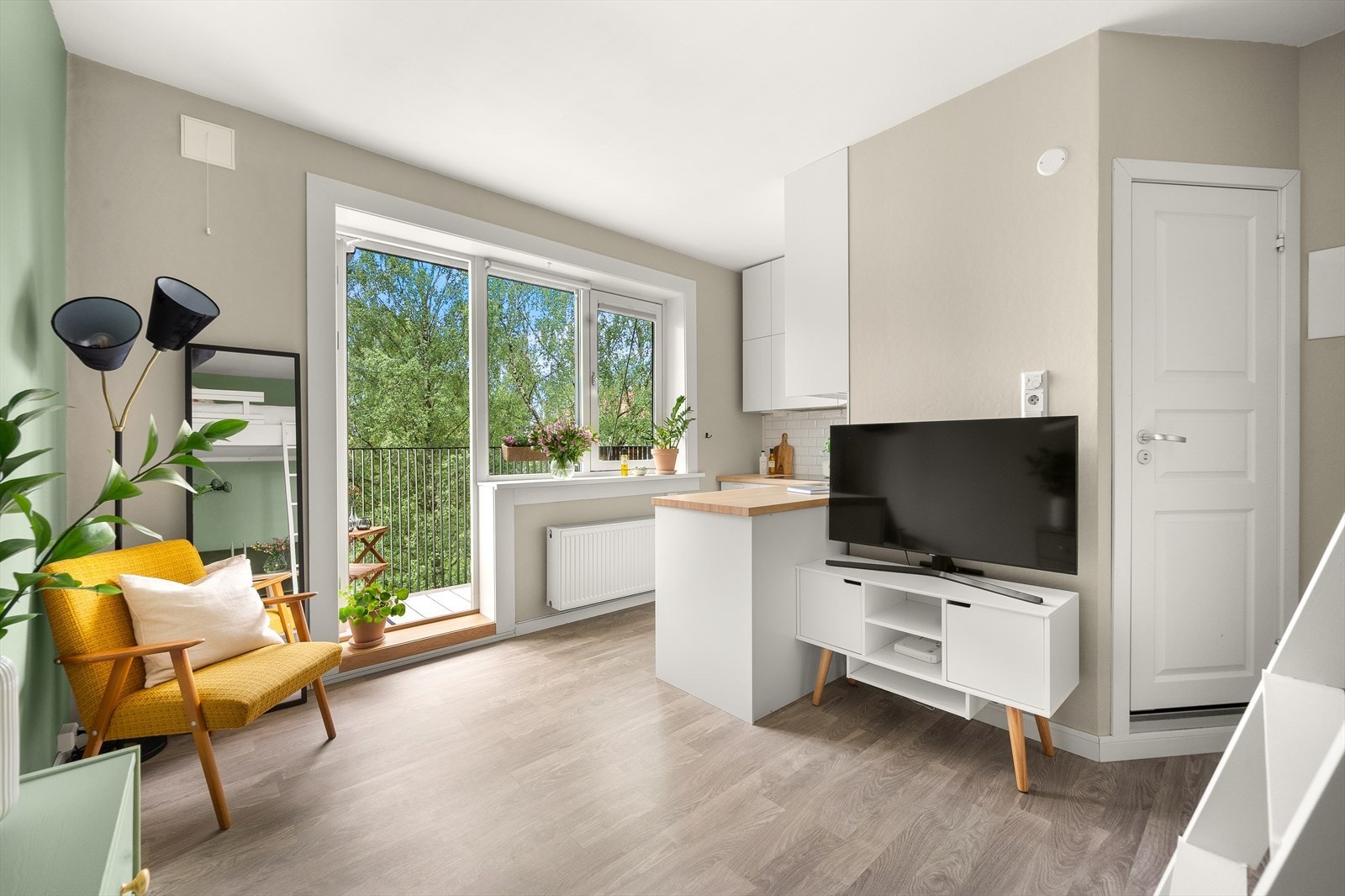 Lyst og innbydende oppholdsrom med sosial, åpen kjøkkenløsning Galleribilde