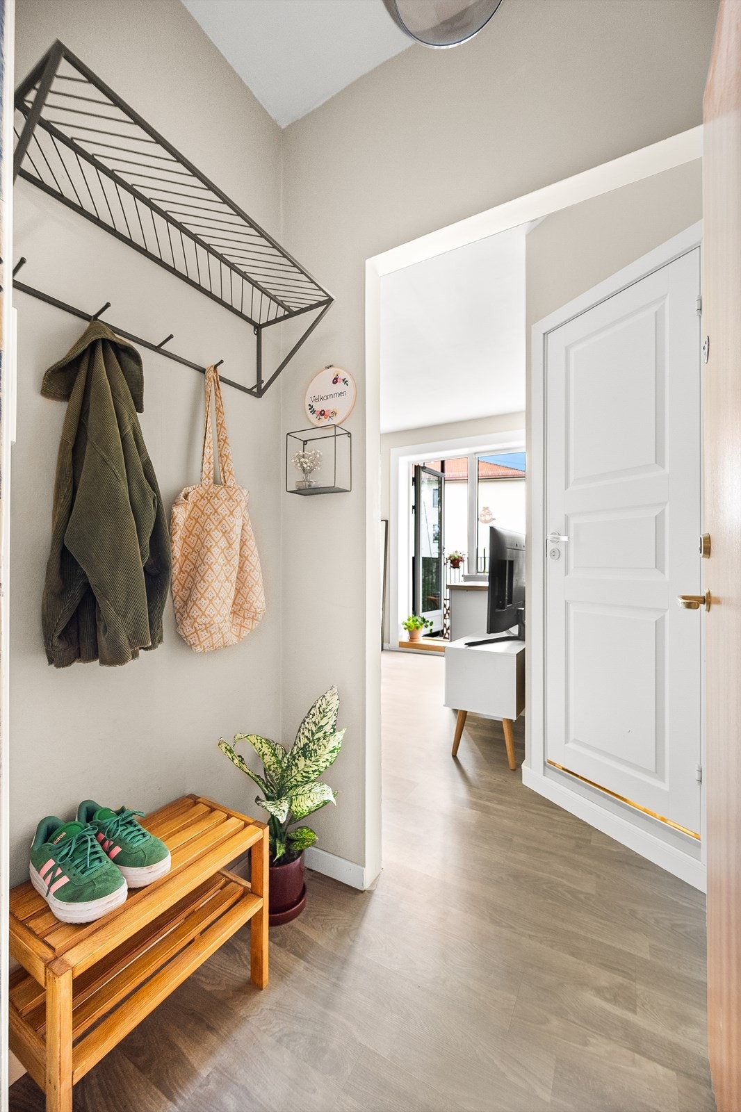 Hele leiligheten er smakfullt innredet med gjennomtenkte material- og fargevalg Galleribilde