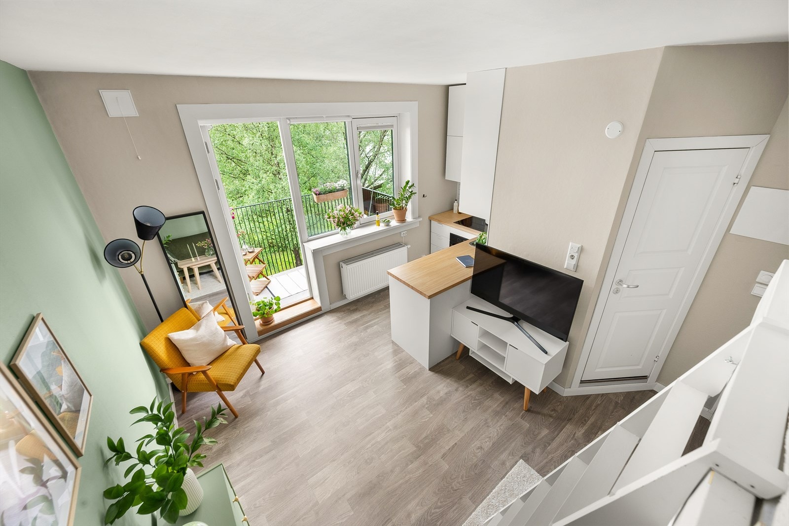 Leiligheten oppleves romslig og innbydende, med god takhøyde og en herlig balkong med grønt utsyn Galleribilde