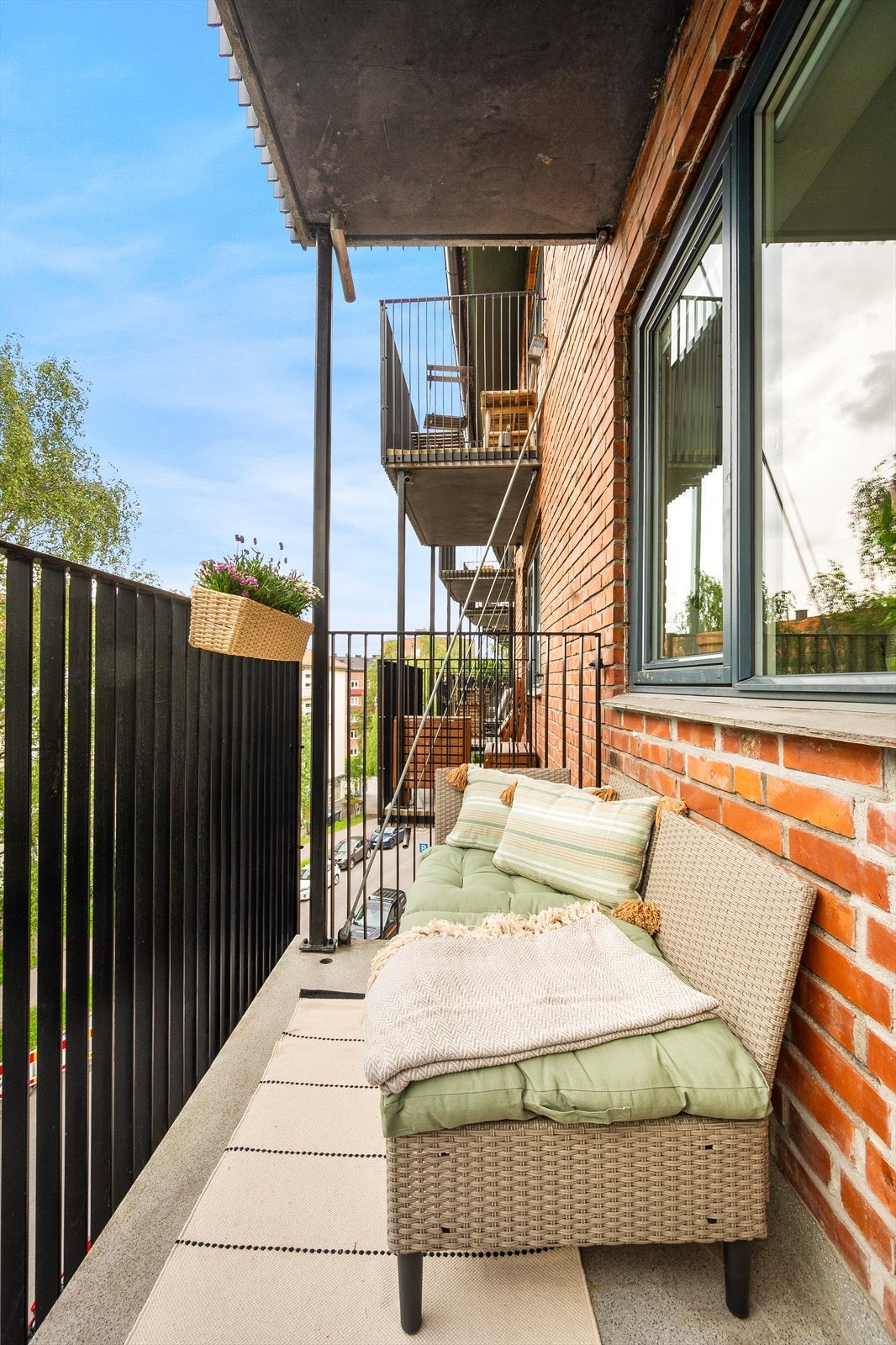 Utgang til en hyggelig balkong med plass utemøbler Galleribilde