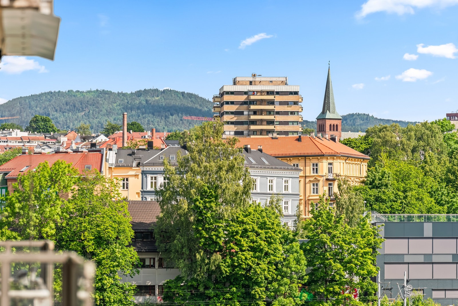 Balkongen har en åpen og luftig plassering med fin utsikt mot nærområdet. Galleribilde