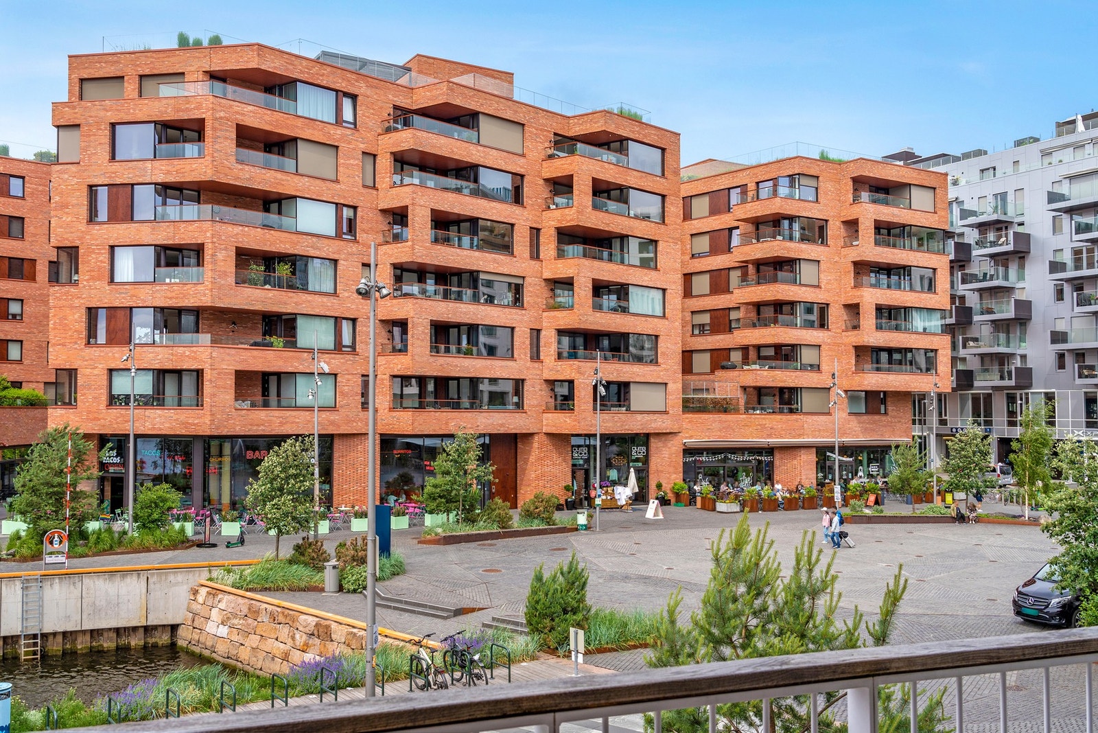 Her er det yrende liv på sommeren, og flere koselige restauranter og caféer. Galleribilde