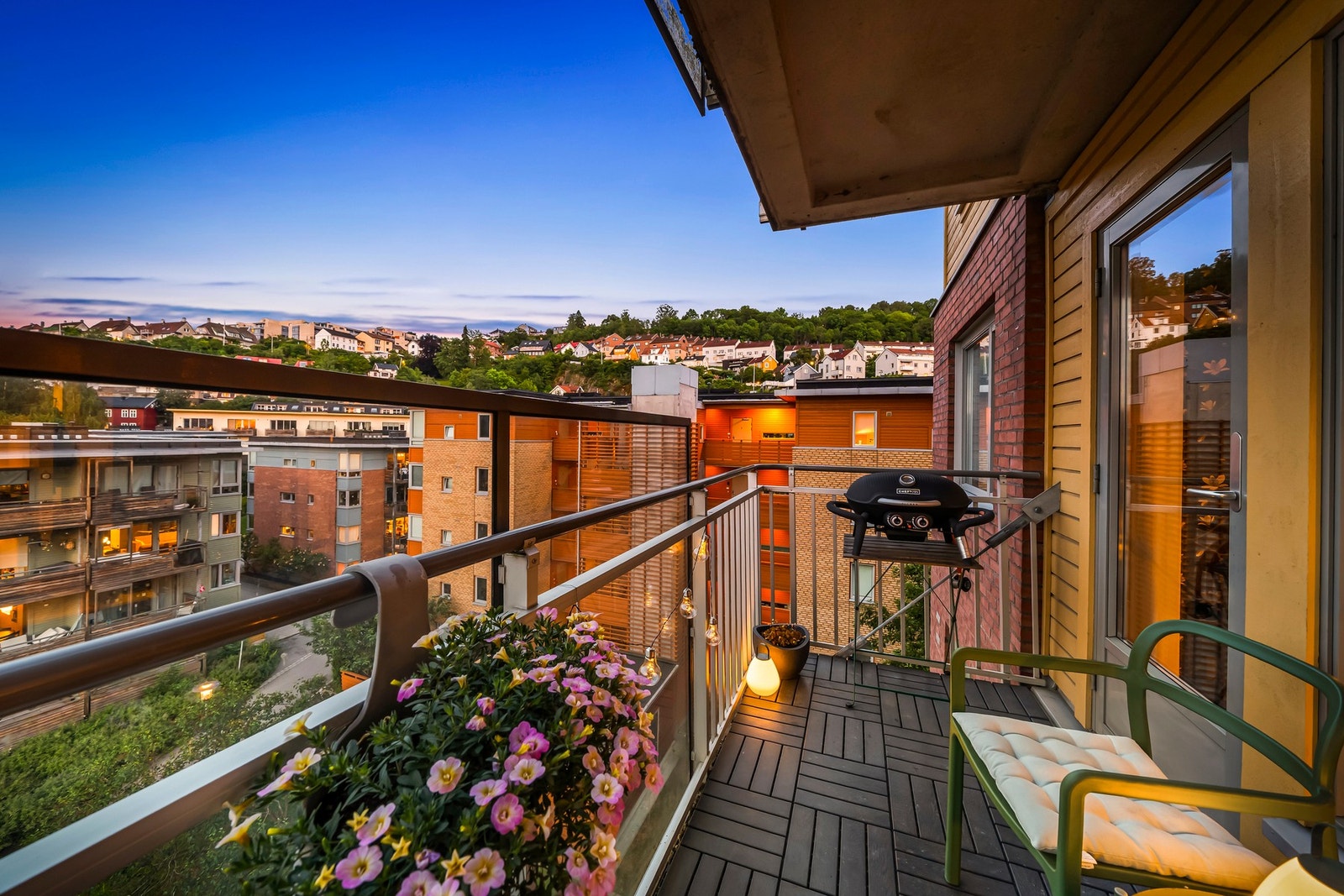 Balkongen fungerer som en naturlig forlengelse av stuen. Galleribilde