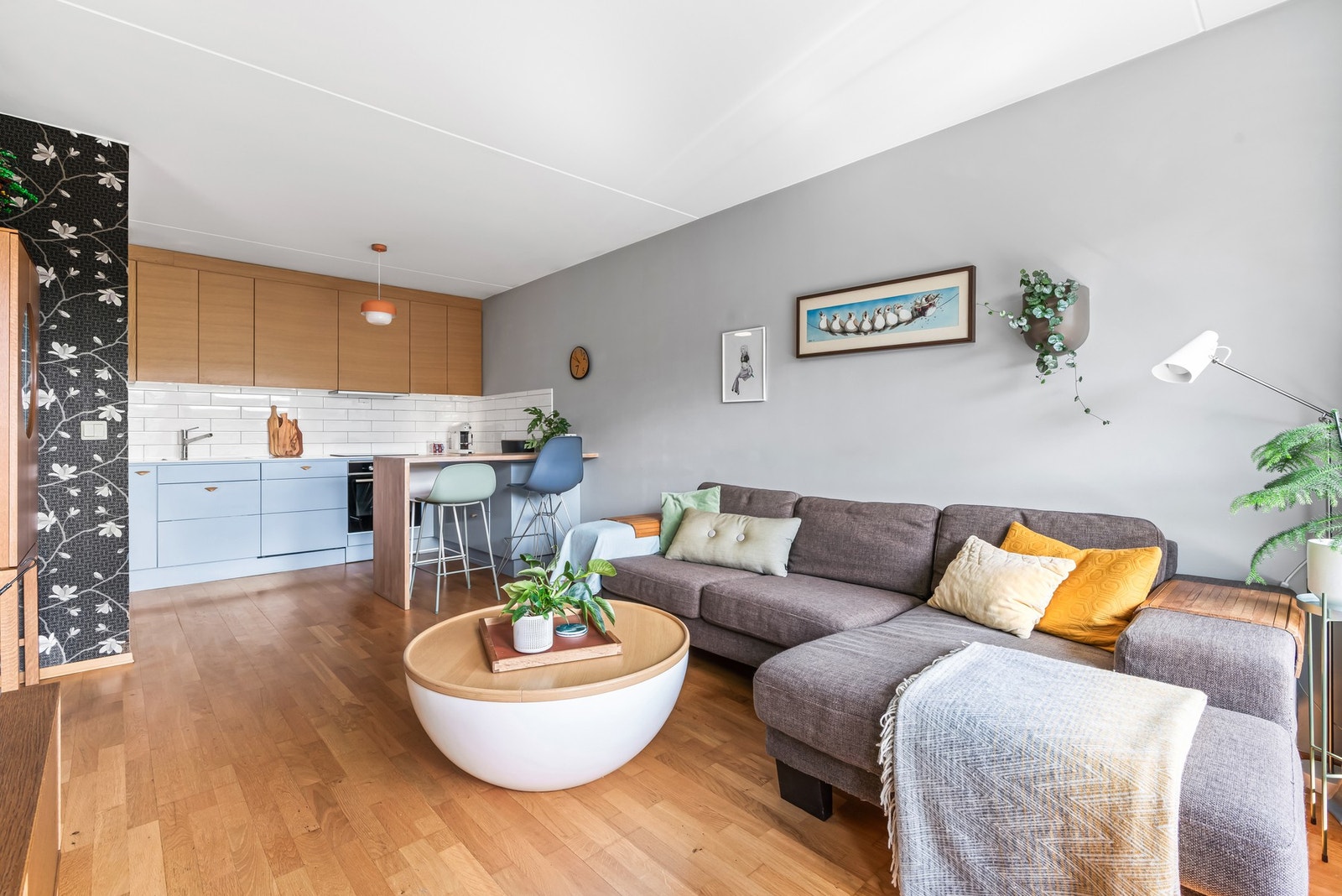 Rommet har en takhøyde på ca. 2,40 meter. Galleribilde