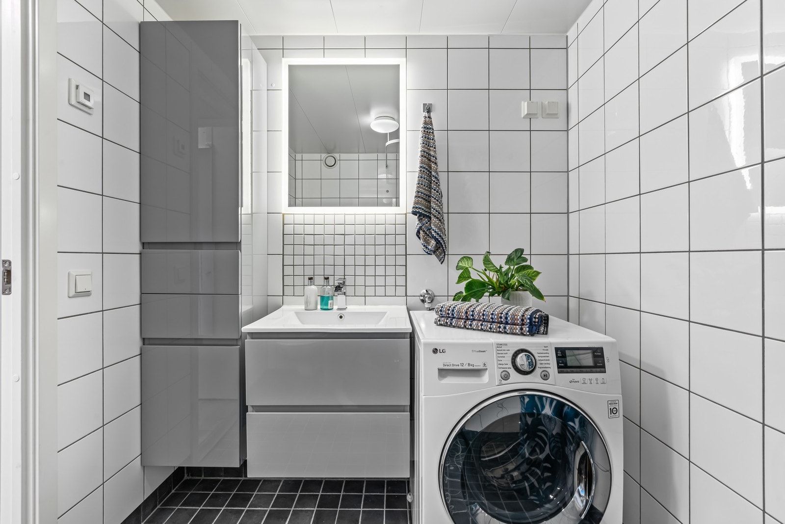 Badet har gulvvarme og mekanisk avtrekksventilasjon. Galleribilde