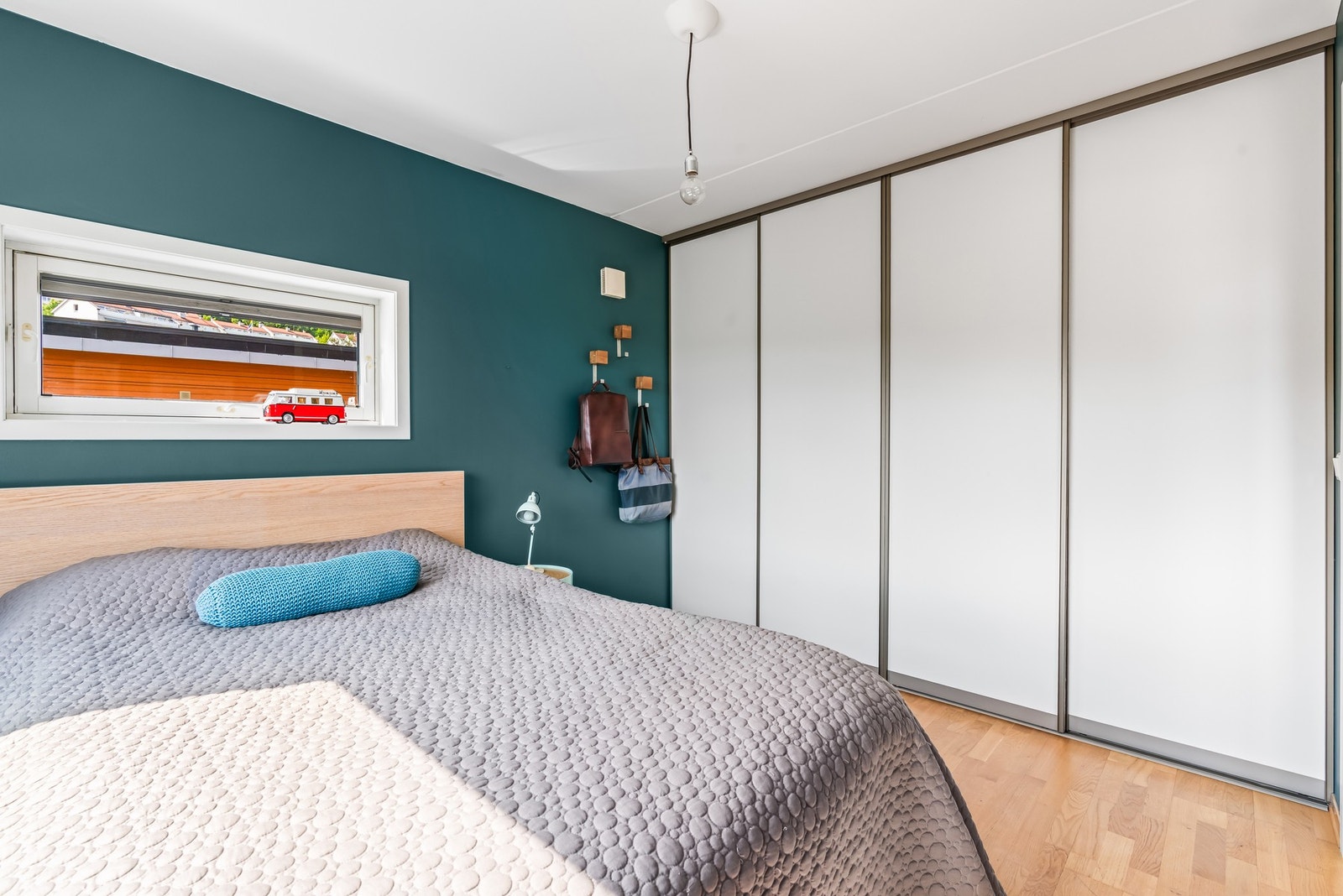 Medfølgende heldekkende skyvedørsgarderobe fra Garderobeeksperten (2019). Galleribilde