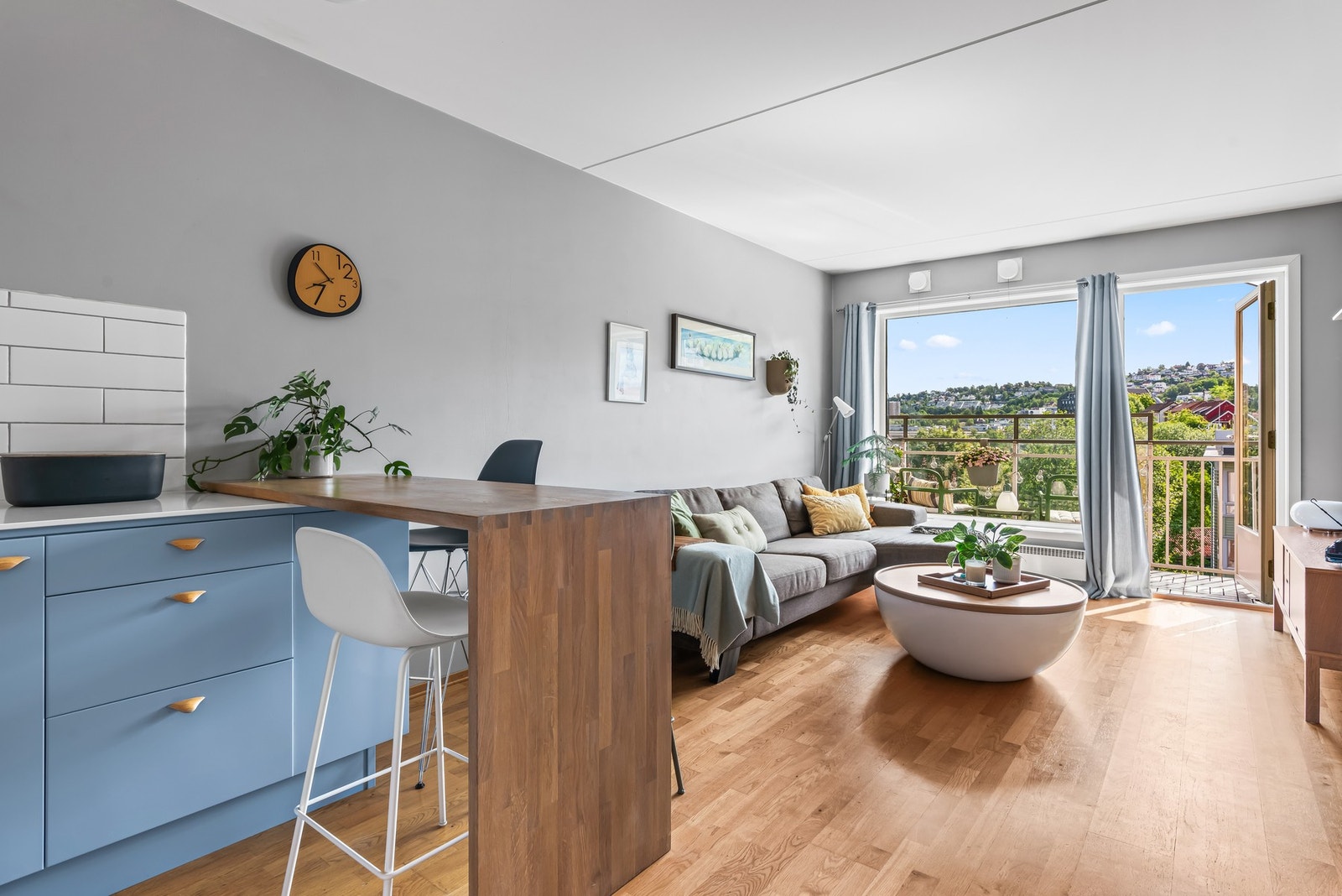 Gulvet er belagt med 3-stavs eikeparkett. Galleribilde