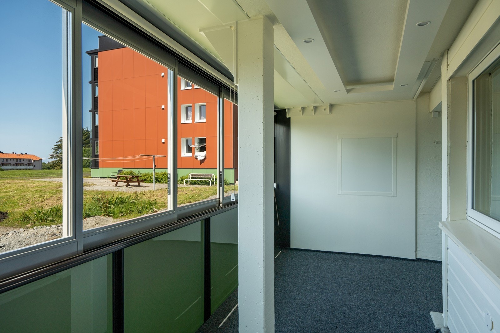 Terrassen er utstyrt med downlightsbelysning og solskjerming Galleribilde