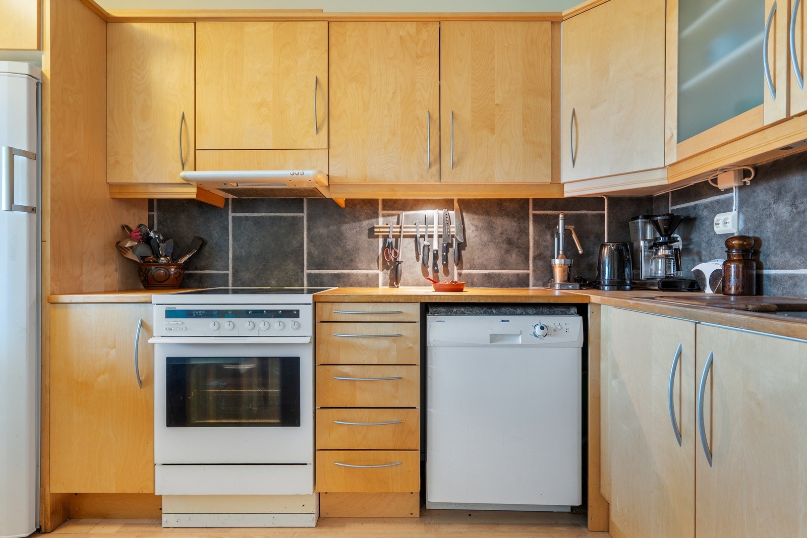 Kjøkkenet har god skap- og benkeplass Galleribilde