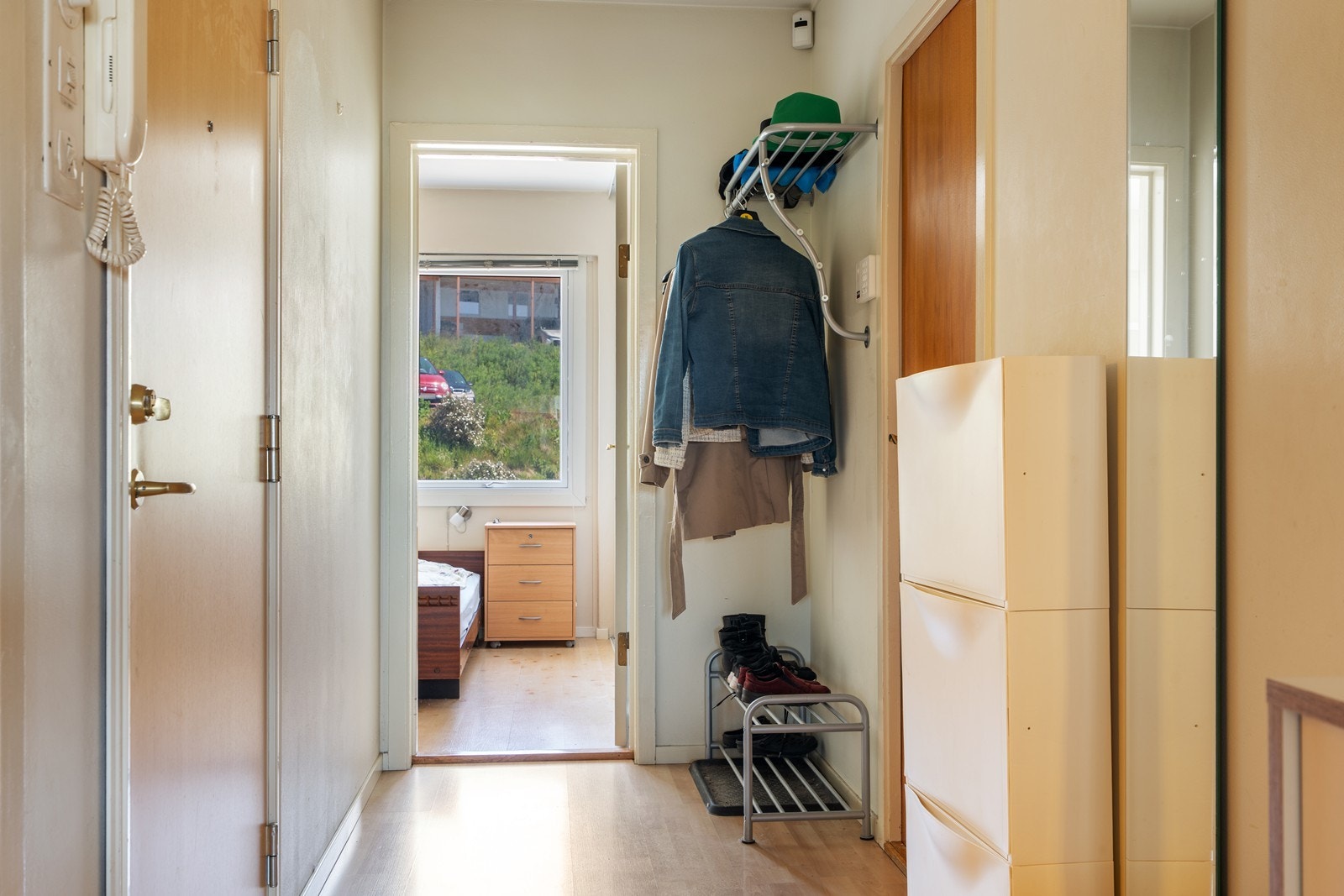 Gang med garderobe Galleribilde