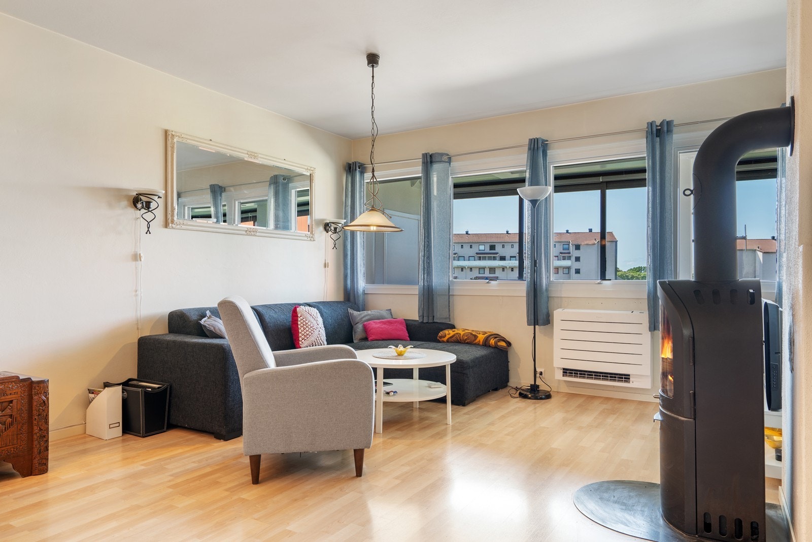 Lys og trivelig stue som er lett å møblere Galleribilde