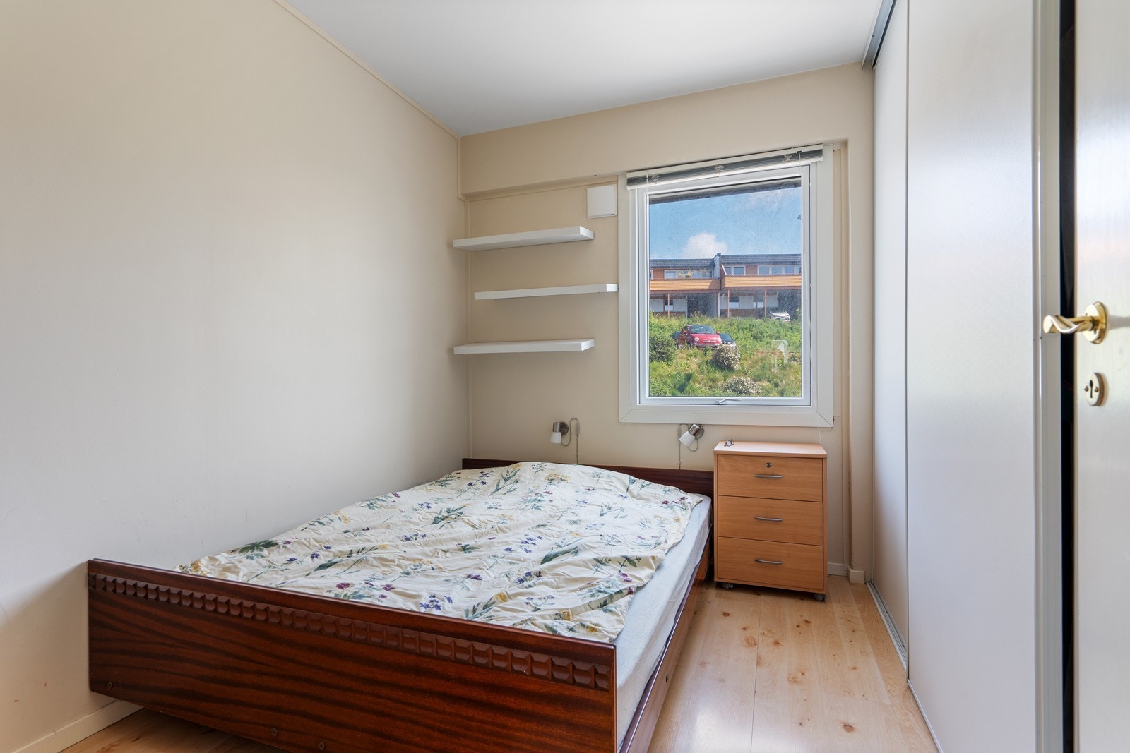 Soverom 1 med god skyvedørsgarderobe Galleribilde