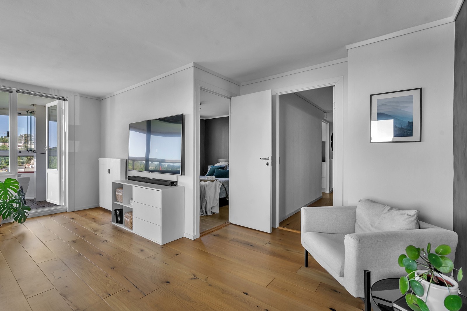 Radiatorovn er plassert i stuen. Fra stuen har man utgang til innglasset balkong. Galleribilde