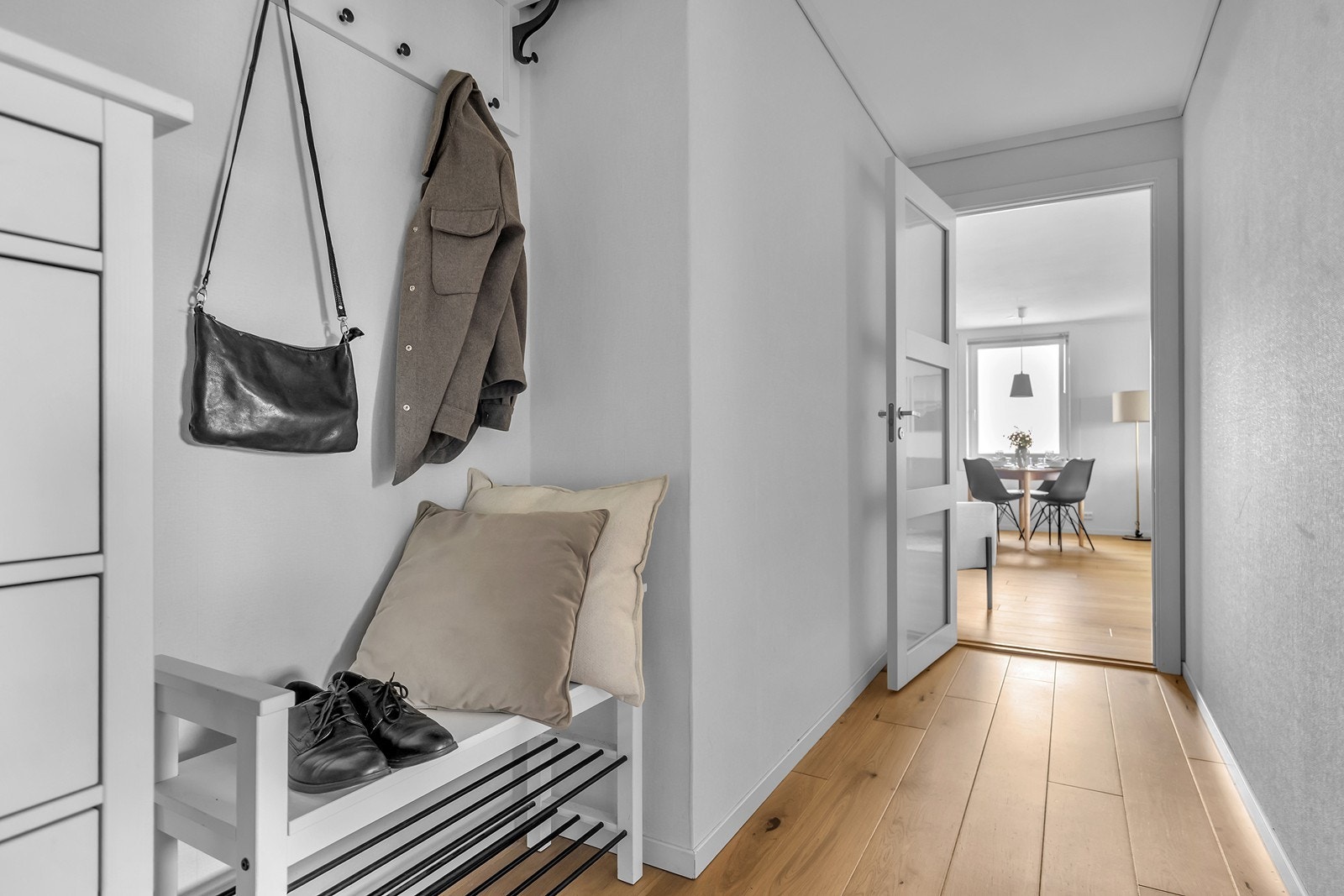 Innbydende gang med god plass til å henge fra seg yttertøy og sko. Galleribilde
