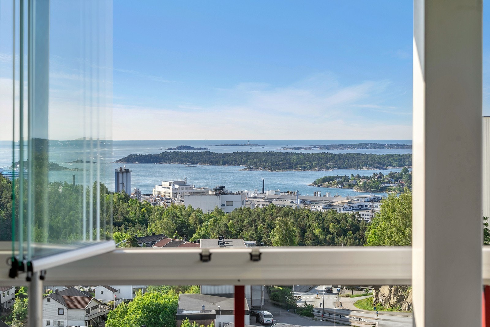 Gang- og sykkelsti til Kristiansand sentrum med alle fasiliteter. Galleribilde
