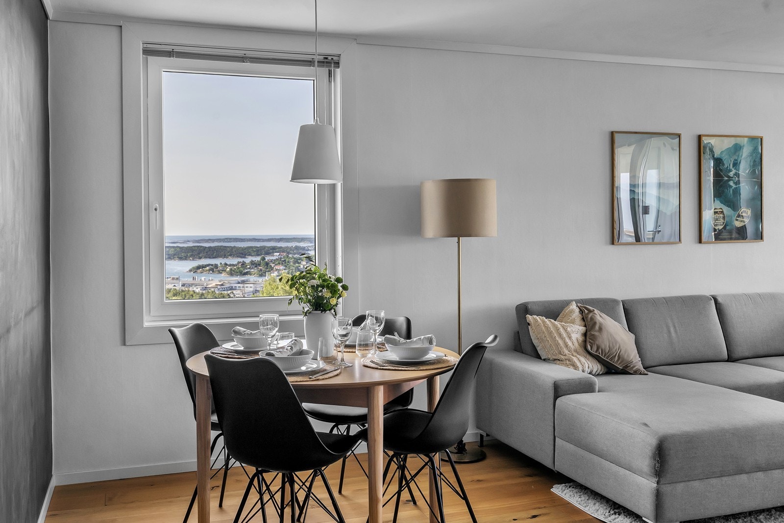 Plass til hyggelig spisegruppe ved vinduet. Galleribilde