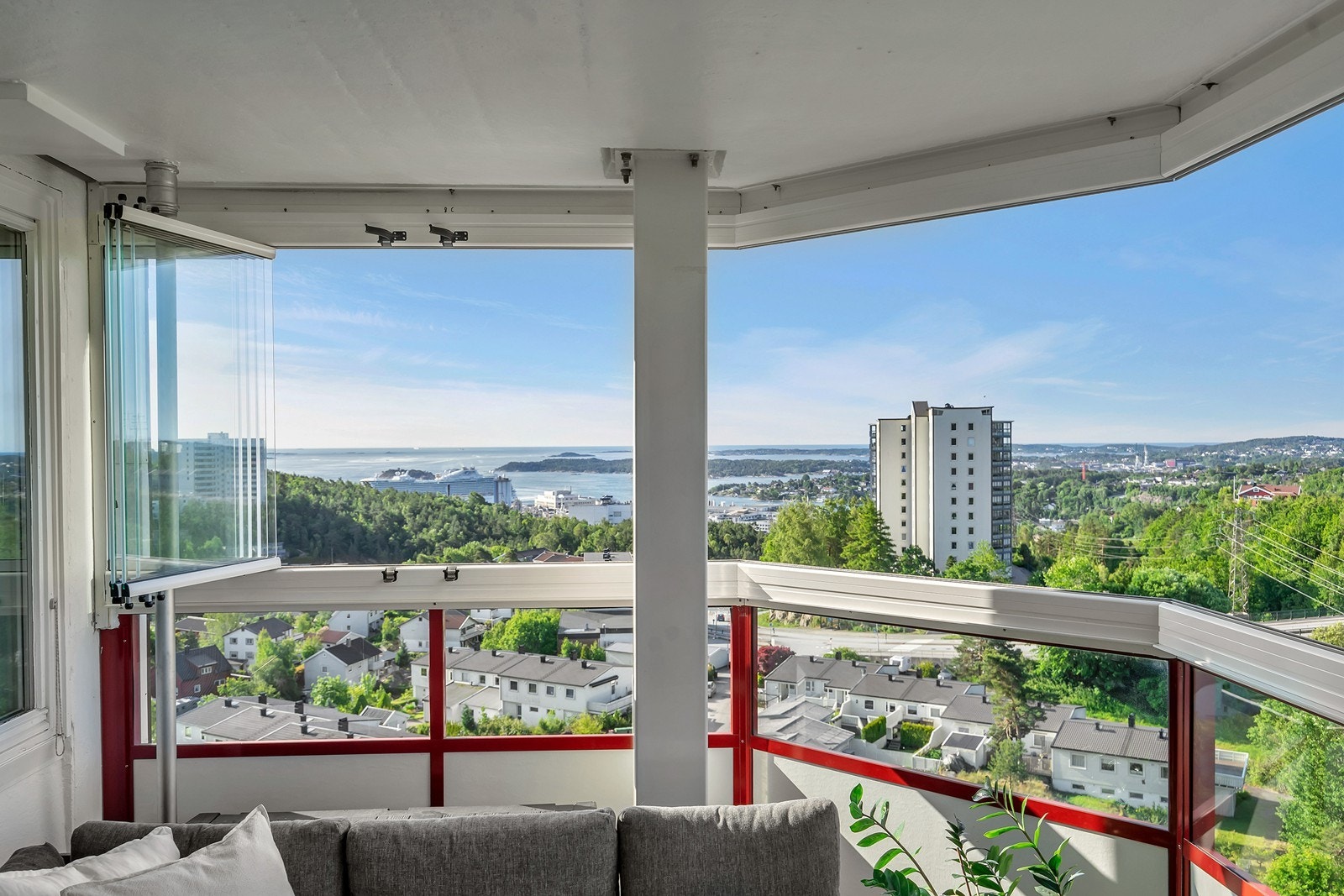 Balkongen har skyveglassfelt og rekkverk av metall og glass. Galleribilde