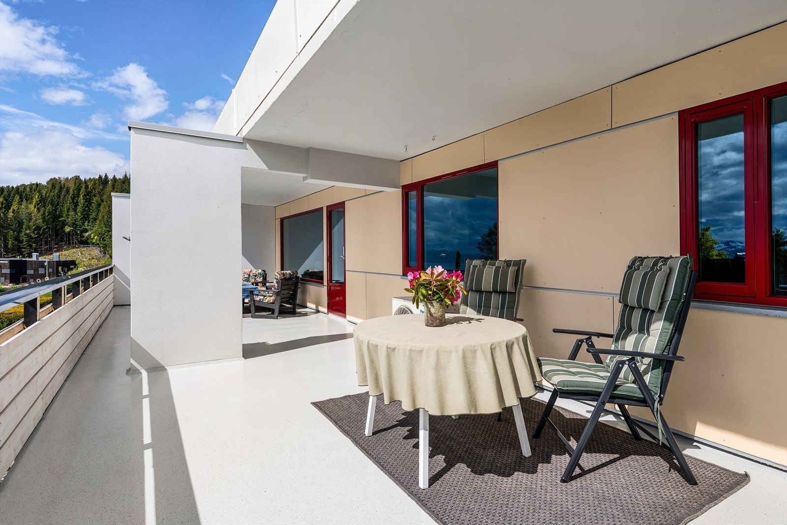 Stor terrasse med utsikt og gode solforhold. Galleribilde