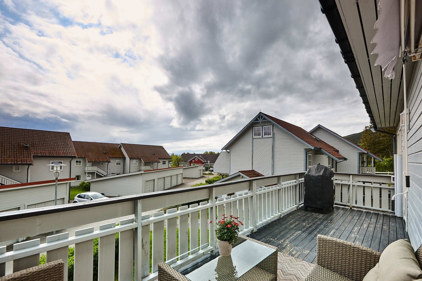 Verandaen gir deg muligheten til å nyte solen fra morgen til ettermiddag. Galleribilde