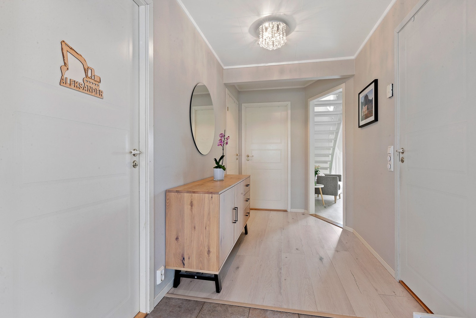 Man ønskes velkommen inn i en romslig entré med god plass. Galleribilde