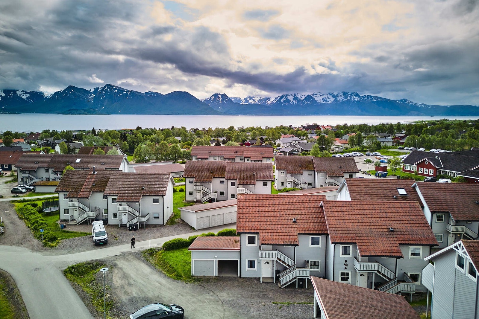 Fra leiligheten har man en nydelig utsikt over nærområdet, sundet og fjellene. Galleribilde