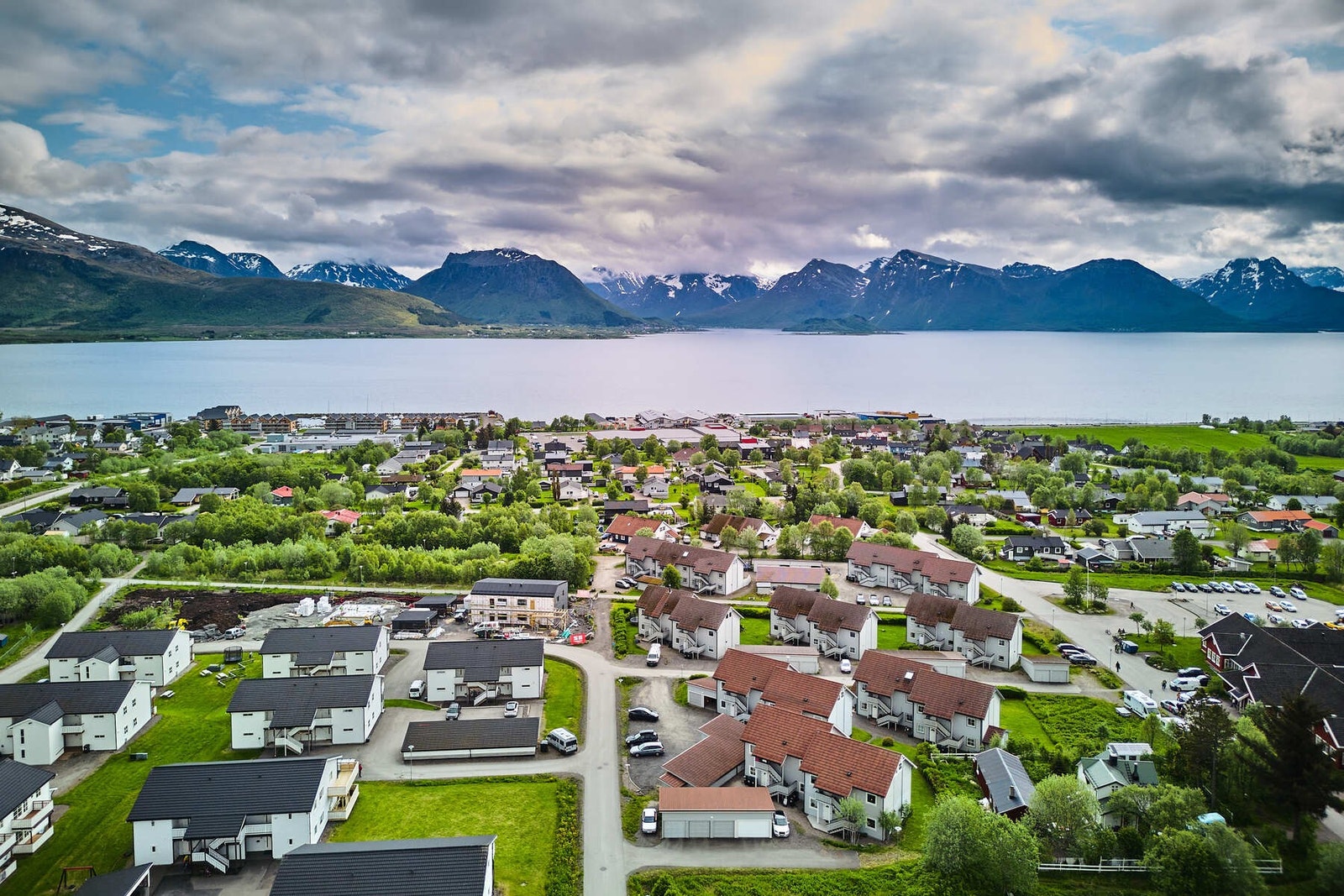 Leiligheten har en flott beliggenhet med kort vei til marka, perfekt for friluftsliv og rekreasjon året rundt. Galleribilde