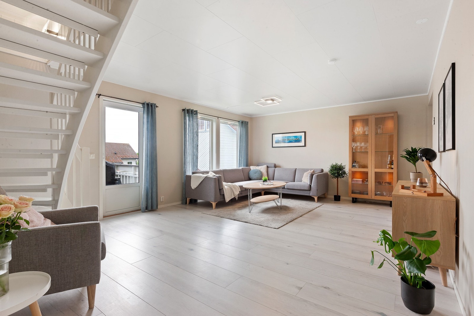 Stuen har store vindusflater som slipper inn rikelig med lys og skaper et innbydende innemiljø. Galleribilde