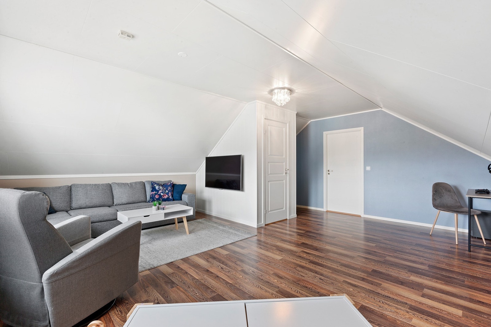 Loftstuen er romslig, og i flere av leilighetene i Bakkelia har man delt opp stuen for å lage ekstra soverom. Galleribilde