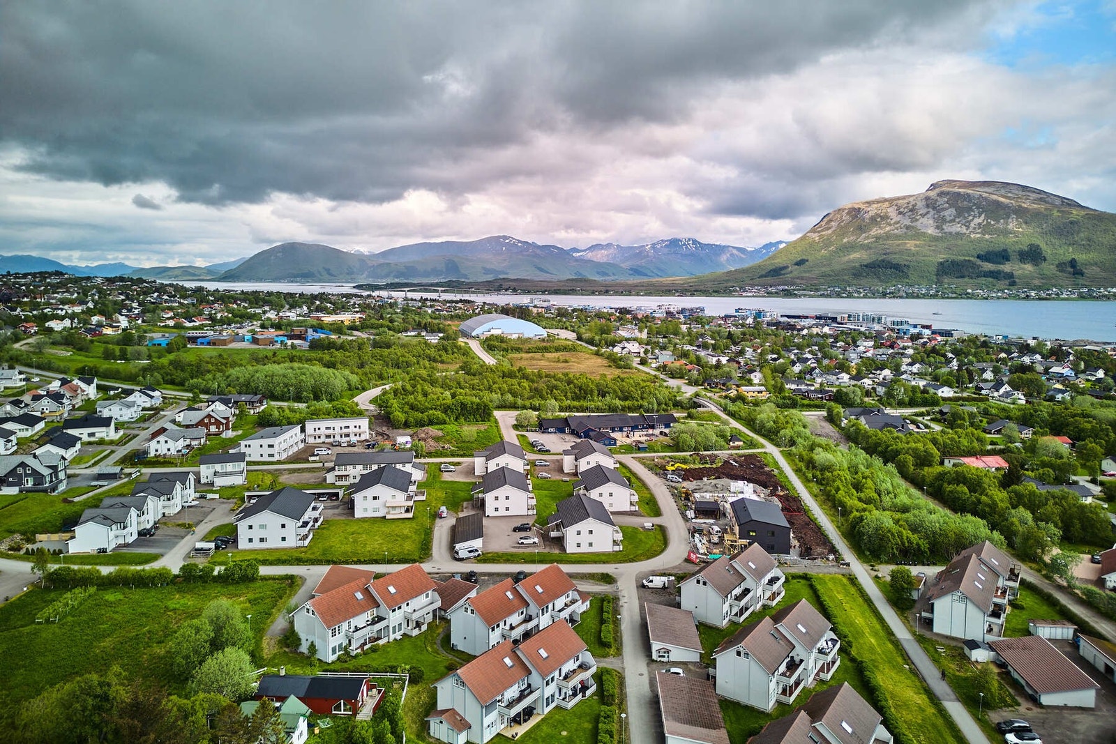 Det er også kort vei inn til Sortland sentrum, hvor man finner et godt utvalg av butikker, kaféer og servicetilbud. Galleribilde