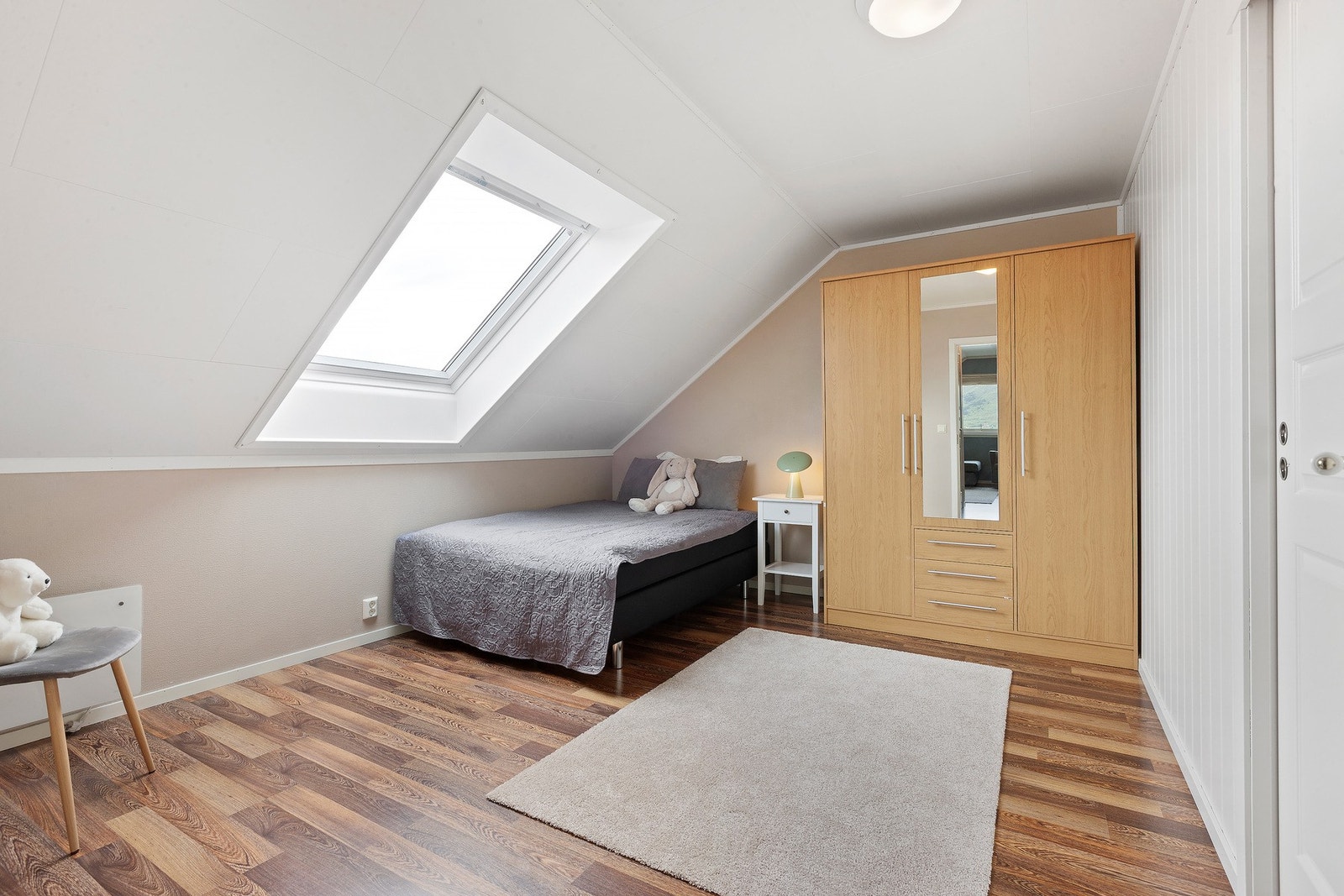 Soverom 3 har en formidabel utsikt fra takvinduet. I tillegg har det tilgang til en bod, som opprinnelig var tenkt som et walk-in-closet. Galleribilde