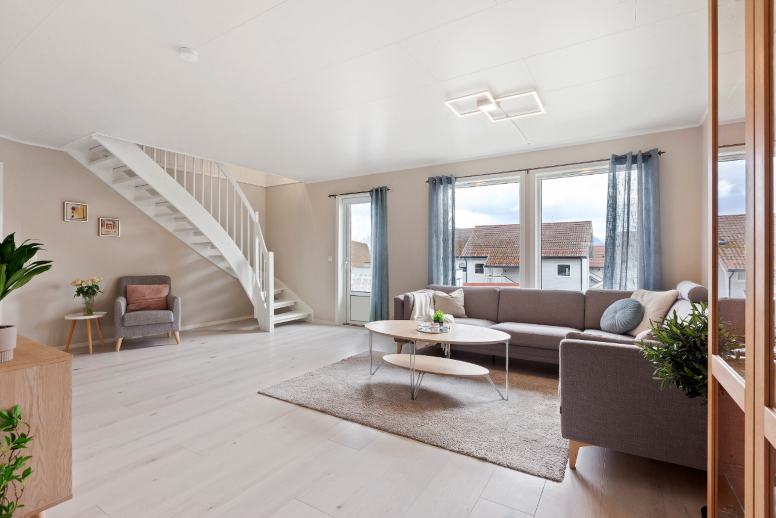 Fra stue har man utgang til veranda. Galleribilde