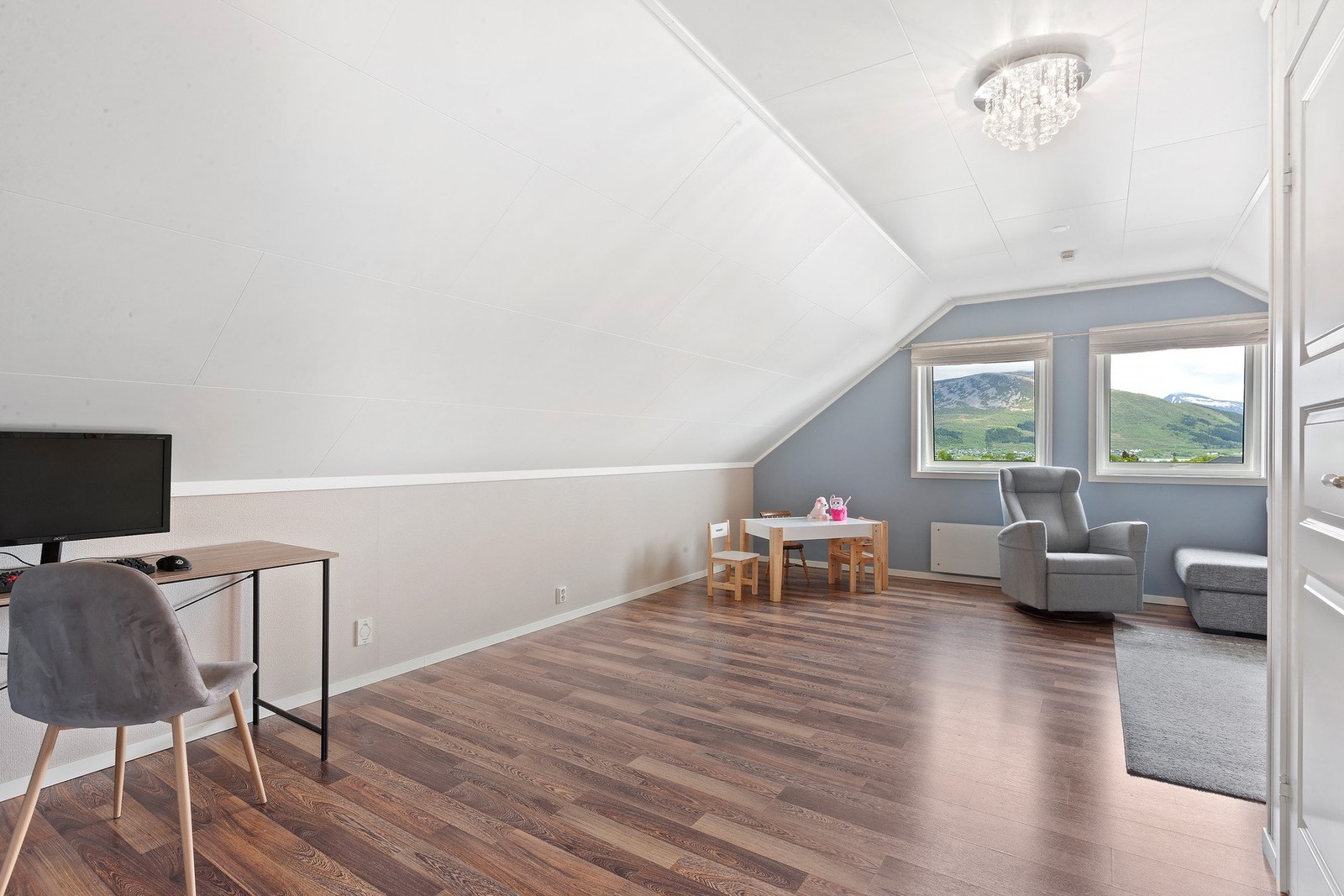 Fra loftstuen har man en fantastisk utsikt mot fjellene og Sortlandsundet. Galleribilde