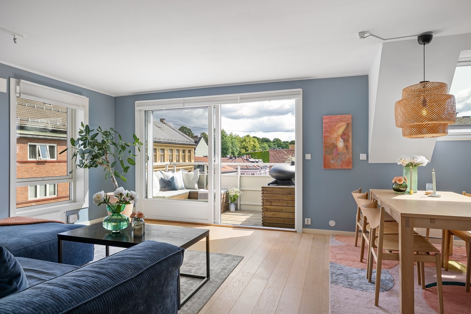 Høyt- og frittliggende topp/hjørneleilighet med flott utsyn Galleribilde