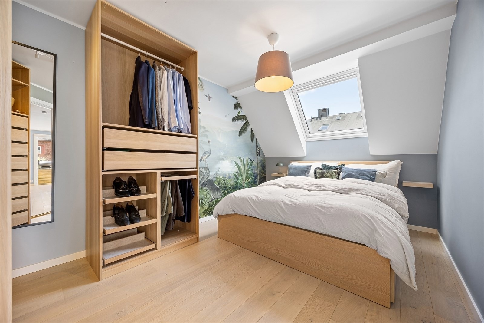 Hovedsoverom med god plass til dobbeltseng Galleribilde