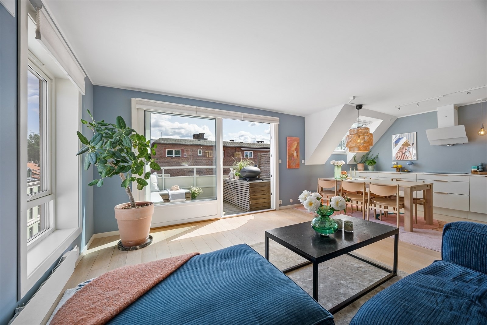 Flott stue med store vindusflater som slipper inn rikelig med naturlig lys Galleribilde