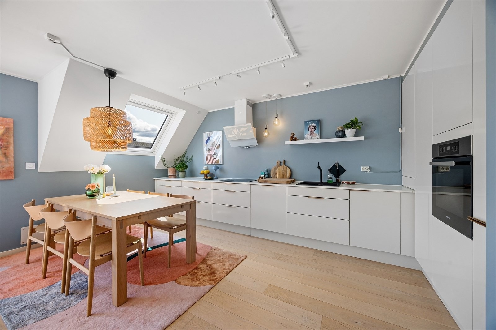 Rikelig skap- og benkeplass Galleribilde